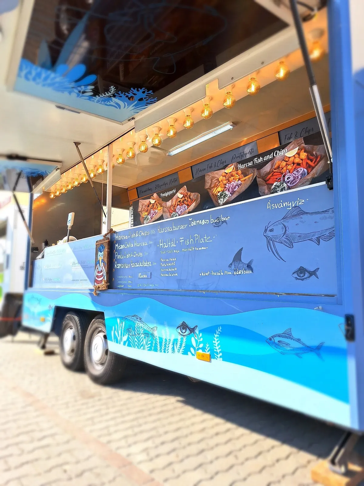 A foodtruck étlaptáblája esti fényben