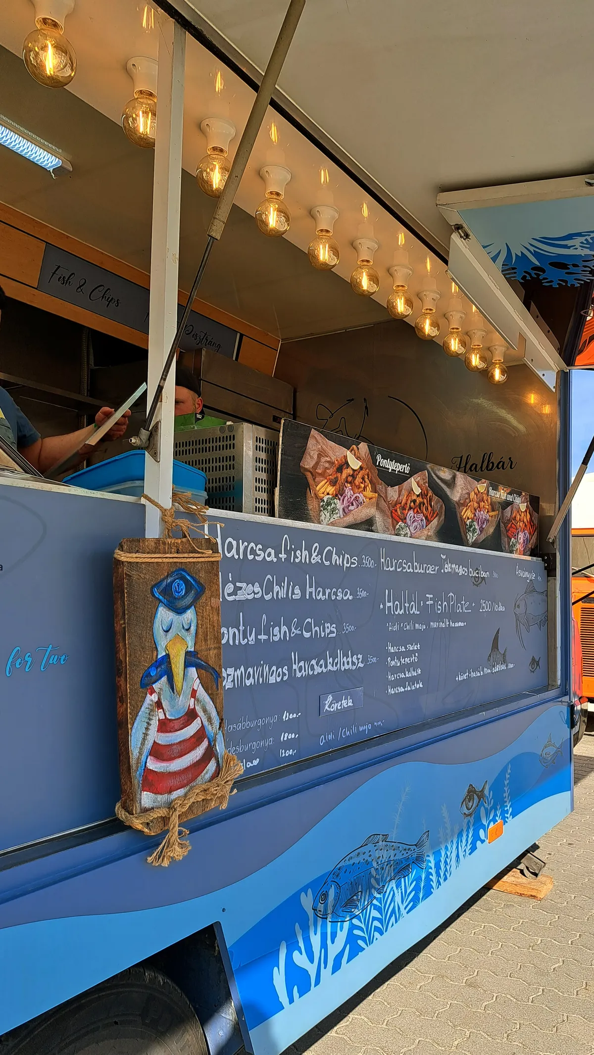 A foodtruck kínálati táblája