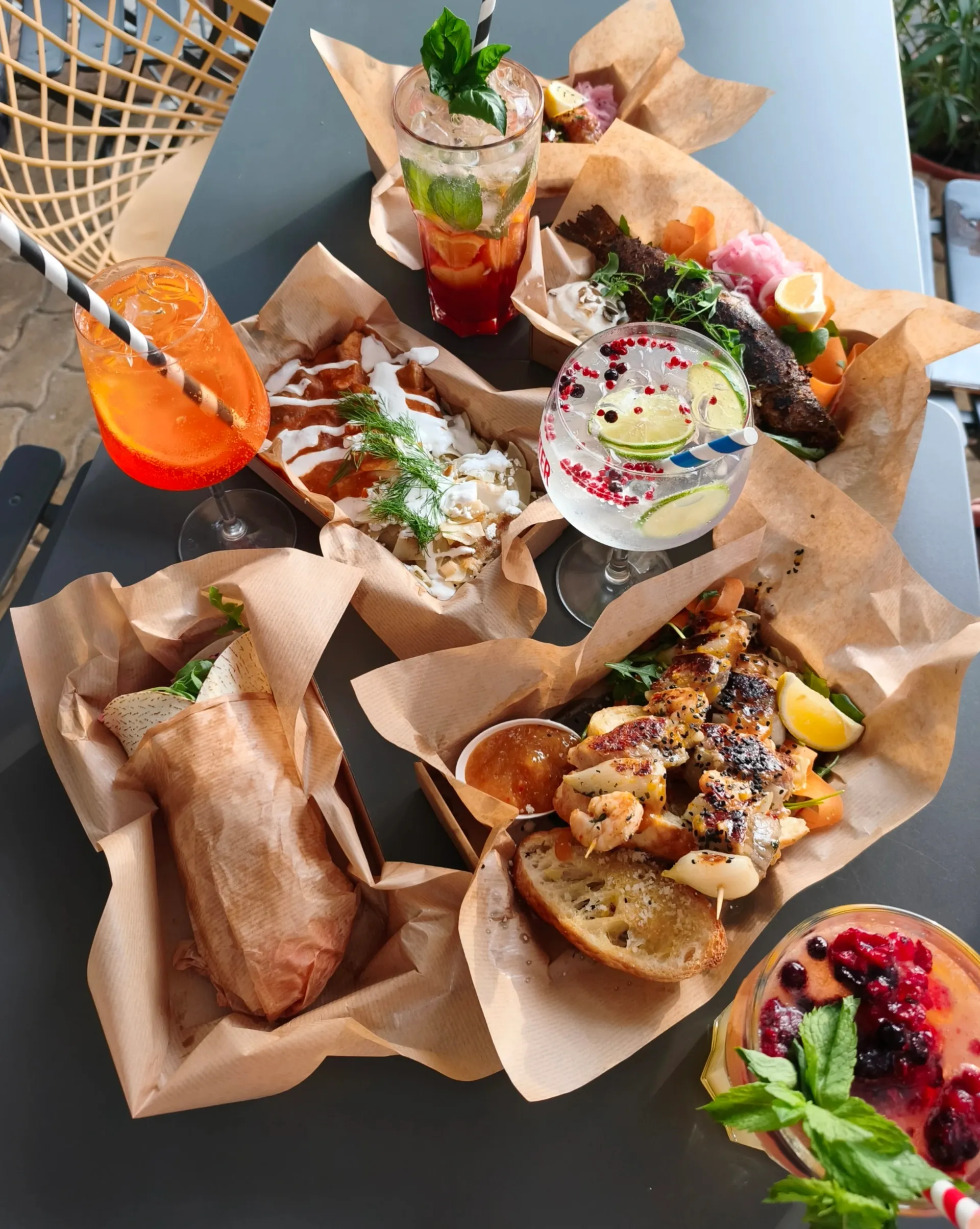 Teli asztal halas street food fogásokkal és nyári italokkal